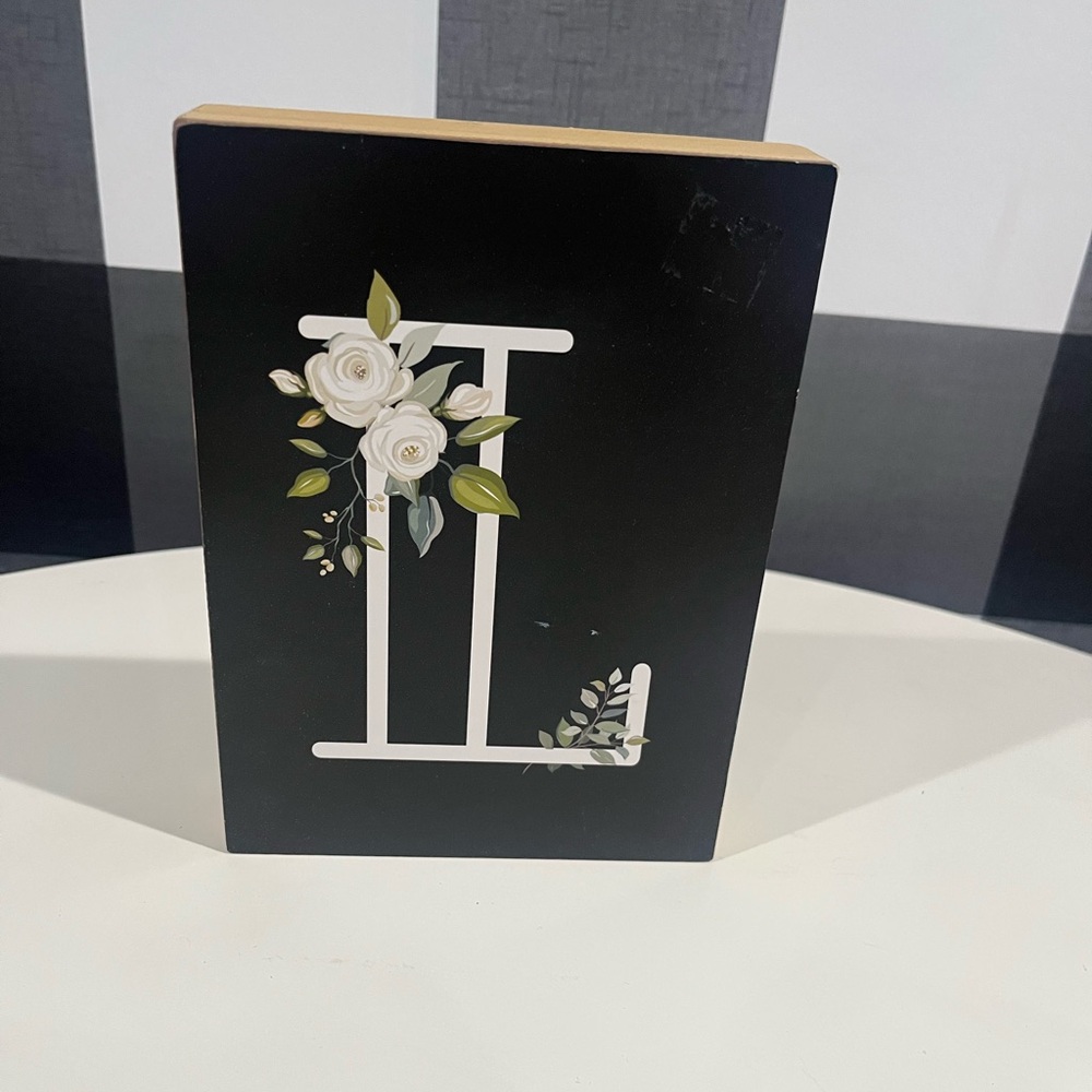 Floral Monogram 'I' Black Plaque
